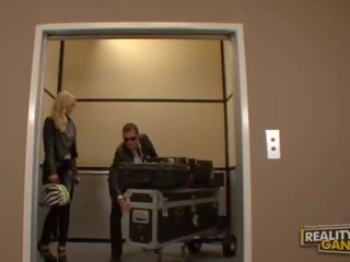Amatööri hämmästyttävä blondi slattern tekemässä suihinotto ja saa perseestä päällä the hissi