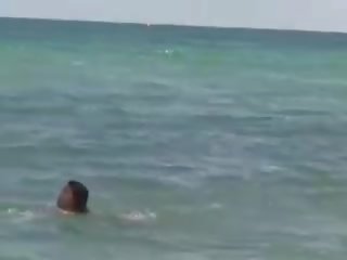 Min asiatisk kvinne på miami strand