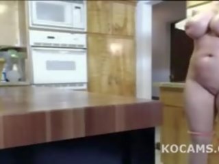 Amatöör rinnakas blond teismeline alasti sisse köögis
