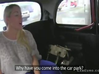 Povekas blondi kanssa suuri perse perseestä päällä huppu päällä parking
