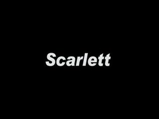 Scarlett fishnets brick perete